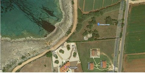 Se vende parcela seafron de terreno 5286 sq.m. en Marathopoli, Messinia, Peloponeso.  La parcela está vallada, situada a las afueras de la ciudad, no incluida en el plan urbanístico. La parcela es adecuada y tiene permiso para la construcción de una ...