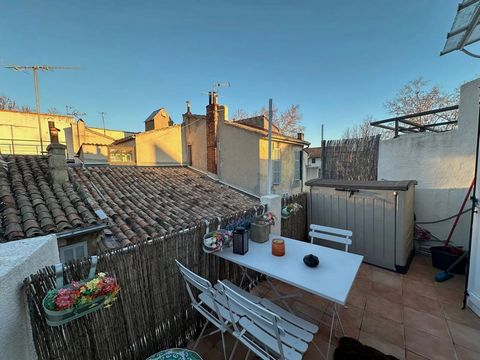 --Top floor apartment --Terrace --View of the rooftops of Aix --Sold furnished Just a stone's throw from Rue d'Italie, in a quiet location, this charming furnished flat on the top floor of a small building offers 29 m² of living space. It features a ...