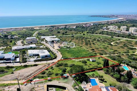 Bem-vindo a um lote de terreno com vista para o mar deslumbrante em Lagos! Este terreno exclusivo oferece infinitas possibilidades para o investidor experiente ou desenvolvedor ambicioso. Com uma vasta área de terreno de 3400 metros quadrados, o pote...