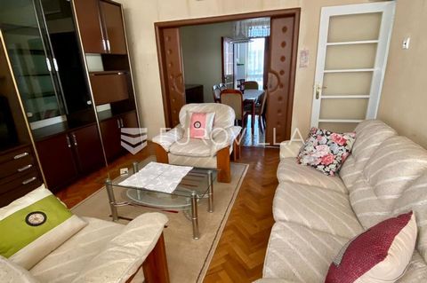 Istria, Pula, three-bedroom apartment on the second floor of a building + room with a fireplace on the ground floor + courtyard and garage. This independent building in the city center consists of two apartments on the first and second floors, a room...