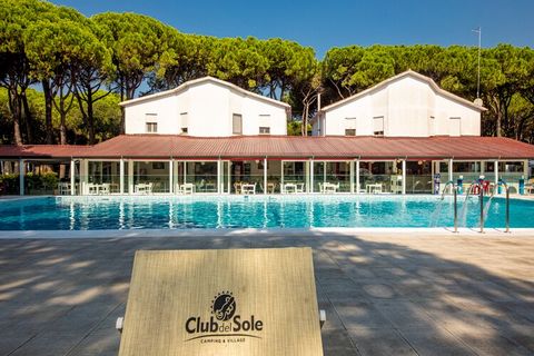 ¡Un oasis en plena naturaleza exuberante y con playa privada! El Jesolo Mare Family Village ofrece las condiciones para unas vacaciones perfectas. La playa de suave pendiente es ideal para que los niños naden o construyan castillos de arena. Los padr...