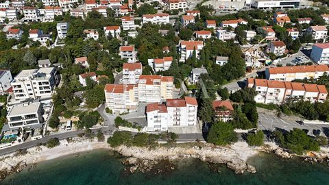 Location: Primorsko-goranska županija, Crikvenica, Crikvenica. In un'ottima posizione, a 100 metri dalla spiaggia, sono in vendita appartamenti in un edificio nuovo da un investitore verificato. Al piano interrato si trovano garage e ripostigli, di c...