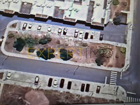 COD. EXT. 7093 3 Contiguous plots of land for the construction of 3 buildings with an area of 221 m2 each, with 8 fractions each 1. Total 24 dwellings. Each building maximum 4 floors and basement. Very quiet area, with excellent sun exposure. Located...