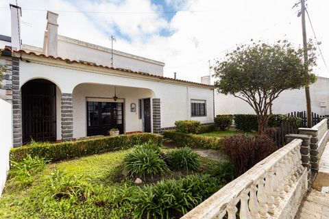 Wij presenteren u deze geweldige villa met 3 + 2 slaapkamers, gelegen in Peniche. Op de begane grond bestaat het uit een woonkamer met open haard, drie slaapkamers, twee badkamers, keuken, bijkeuken en serre. Op de zolder hebben we ook een grote T2 b...