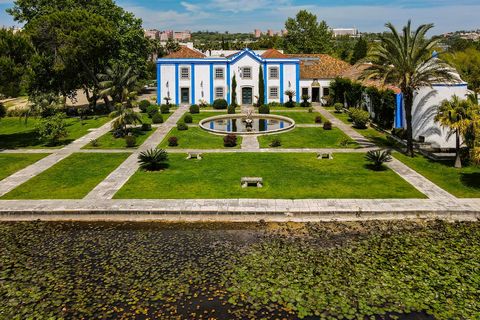 Je vous présente un véritable paradis en milieu urbain... Cette ferme est située dans la municipalité d’Almada, une municipalité connue pour ses belles plages, et sa proximité avec la capitale, à 5 minutes de Lisbonne, dans un paysage admirable, qui ...