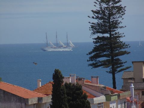 Diese elegante 2-Zimmer-Wohnung befindet sich in der charmanten Gemeinde Parede in Cascais und bietet eine einzigartige Gelegenheit, komfortabel und stilvoll zu leben. In privilegierter Lage bietet es einen atemberaubenden Blick auf das Meer und die ...