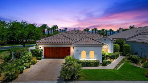 This voluminous Belize Model is located off the Arnold Palmer designed golf course in the incomparable Mountain View Country Club in the heart of La Quinta. Enter through the private front gate of the lush, manicured courtyard with its stone fountain...