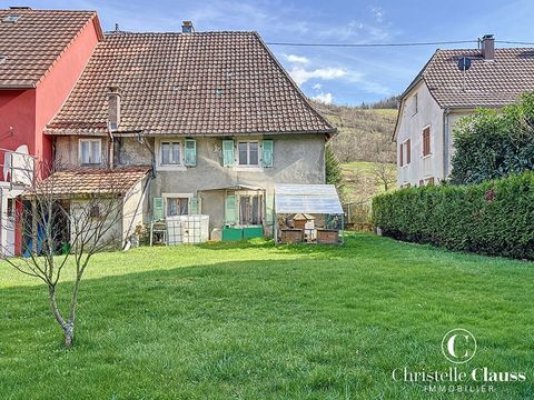 FORT POTENTIEL - TRAVAUX A PREVOIR - BELLE OPPORTUNITE - AU VERT - TRES BELLE VUE ! Située à MITZACH, dans un environnement calme, vert, avec superbe vue bucolique sur les Vosges, cette maison de 144m2 à rénover, au fort potentiel est composée de 2 a...