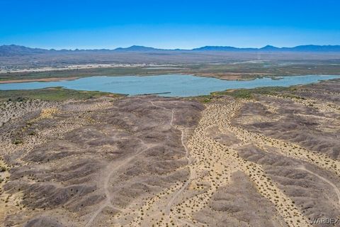 Das Hotel liegt in einer Opportunity Zone direkt neben dem wunderschönen Colorado River und der malerischen Topock Gorge. Ideal positioniert für gemischt genutzte Entwicklungen verschiedener Art, darunter: Einfamilienhäuser, Arbeiterwohnungen, Wohnmo...