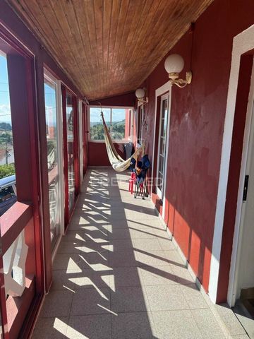 3 bedroom villa, located in the parish of Pedro Miguel, in the city of Horta, Faial Island. Composed of two floors, with 3 bedrooms, 1 bathroom, 2 kitchens, 1 of these kitchens together with living room in openspace. It is about 15 minutes from the C...