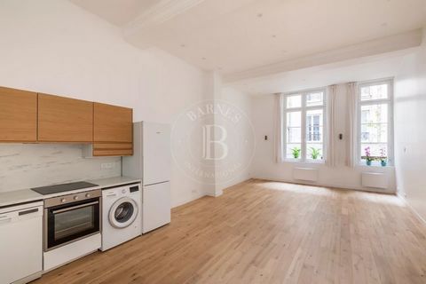 We are listing this 55m² (592 sq ft) one-bed apartment in immaculate condition and in completely quiet surroundings, in an old building on rue Chapon. The property lies on the first floor without a lift, and comprises an entrance, a bedroom, a shower...