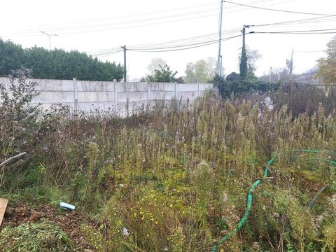 Rosny sur seine, gare à pied en 2 min, 45 min de Saint Lazare, ligne J. Terrain plat sur rue à viabiliser en eau, électricité et tout à l'égout. D'une superficie de 198m², une façade de 13.55. Il est vendu avec le permis de construire pour une maison...