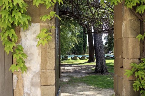 A charming 16th-century bastide, a former coaching inn with historic links to French royalty. The Roman aqueduct of the Pont du Gard runs under the house with inspection points in the grounds of the property. Nestled within the enchanting Avignon – U...