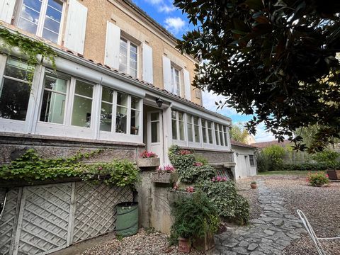 Cette superbe maison bourgeoise à Jarnac a un charme fou! Au coeur de la ville, elle bénéficie d'un emplacement central offrant un accès facile aux commodités, telles que le quartier piétonnier, les commerces et écoles à proximité immédiate. Idéaleme...