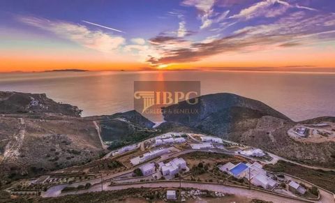 Atemberaubende Villa zum Verkauf in Syros. Diese Villa ist die Essenz von absolutem Luxus und Luxus. In einer schönen und abgeschiedenen Anlage mit dem Privatstrand, der zu einer Treppe führt, nur wenige Minuten von Galissas entfernt, genießt die wei...