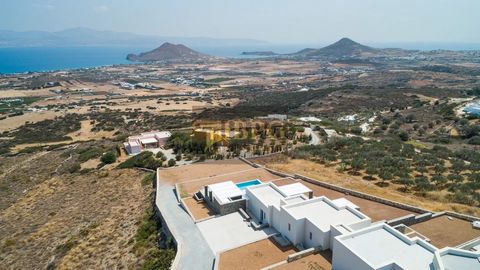 Luxuriöse, neu gebaute Villa in Paros mit einer Gesamtfläche von 233,68 m², die sich durch das einzigartige Gleichgewicht zwischen ökologischem Bewusstsein und Luxus auszeichnet, mit Energieklasse A. Im Erdgeschoss von 138,36 m² bilden das helle Wohn...