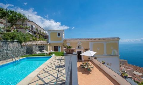 Antica villa con fantastica vista mare e piscina a pochi minuti da Positano Villa Antica è una residenza di proprietà della famiglia dal 1700 a cui si accede tramite una strada pedonale con 85 gradini. La Villa, di circa 90 mq, è composta da soggiorn...