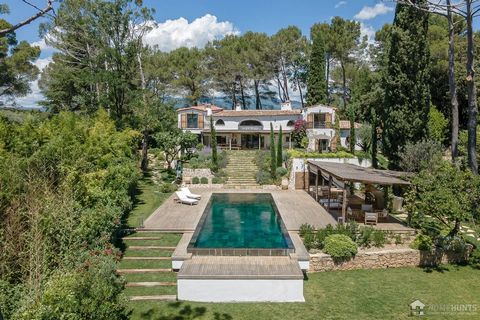 In one of the most exclusive areas of Mougins, in a very residential estate with a beautiful views of the surrounding green hills. This remarkable property has just been completely renovated in a warm and typically Mediterranean spirit with white wal...