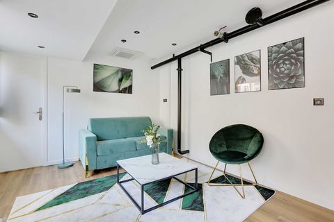 Bienvenue dans votre second chez-vous parisien, un appartement charmant et cosy niché dans le quartier animé et historique du Marais. Avec un mélange de charme parisien classique et d'équipements modernes, cet appartement est votre sanctuaire urbain ...