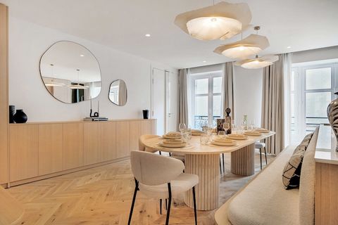 Checkmyguest ti offre questo spazioso appartamento parigino situato al 36 di avenue Matignon. Dispone di quattro camere da letto con un totale di 10 letti, perfetto per una vacanza in famiglia o una memorabile pausa parigina. Con 170 m² di spazio abi...