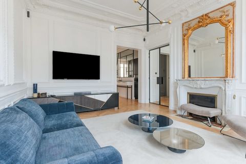 Checkmyguest biedt u dit prachtige appartement aan in de prestigieuze wijk Ternes, vlak bij de beroemde Arc de Triomphe. Met zijn 105 m² straalt deze ruimte elegantie en comfort uit. Met twee slaapkamers ligt dit Parijse juweeltje in het hart van de ...