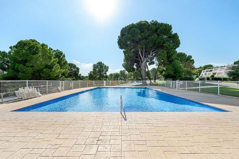 Wir präsentieren diese Immobilie in der Urbanisation Mirador de Salou, umgeben von Natur und mit einem großen Gemeinschaftsbereich, sicherlich ist es das, wonach Sie suchen! Obwohl das Haus größtenteils original ist und einer Renovierung bedarf, hat ...