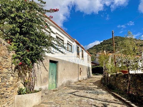 Ruime boerderij met 9 slaapkamers, gelegen in het hart van de Douro, een van de meest fascinerende gebieden van Portugal. Details van de woning: - Huis met 4 slaapkamers: Het biedt authentieke charme met drie grote woonkamers, allemaal uitgerust met ...