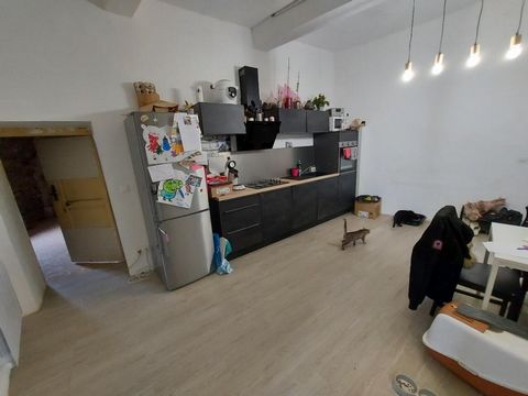 PERET 34800 . Dorpshuis van 48m2 woonoppervlak plus een kamer om te renoveren van 35m2. En op de tweede verdieping een mooie ruimte van 48m2 om te renoveren. Prijs 95000eur bemiddelingskosten betaald door verkoper. Groot potentieel voor dit huis met ...