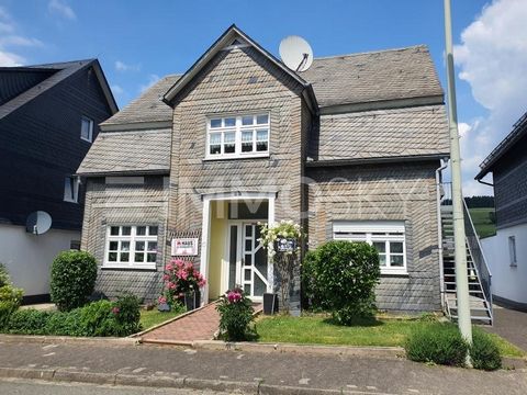 Cette maison individuelle d’une à deux familles avec un grand terrain de jardin est située dans un quartier résidentiel calme et attrayant de Schmallenberg et propose actuellement deux unités résidentielles indépendantes. Le bien immobilier est donc ...