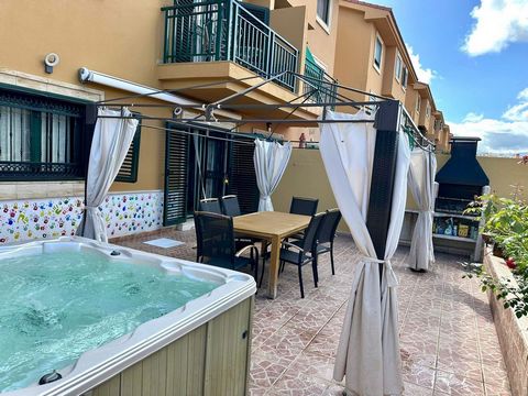 Abraham Redondo together with Best House presents this impressive semi-detached villa, full of natural light and in a privileged location opposite the Juan Pablo park, in a private street with a security barrier that ensures tranquility and privacy. ...