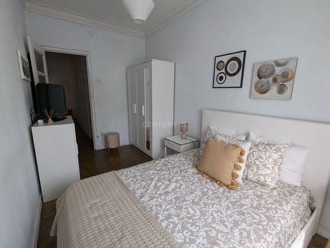 Take advantage of the opportunity to purchase this charming 71 m² T2, located in Moscavide, a true oasis in Lisbon. 2-bedroom apartment with 71m2, on a second floor without elevator, in a quiet square with playground and a small lake Windows: Tilt-an...