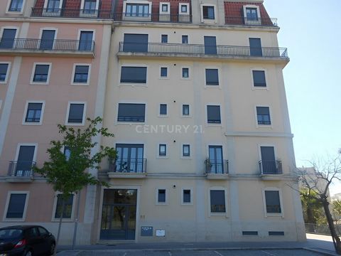 Apartamento T3 com uma área de 103 metros quadrados, situado em Oliveira do Douro, no concelho de Vila Nova de Gaia, distrito do Porto. O imóvel está localizado próximo à zona de comércio, serviços e escolas. Com boas acessibilidades, próximo à N222 ...