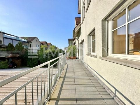 Haus in gekuppelter Bauweise in zentraler Lage in Hohenems + Garage + ruhiger Garten + schöne Aussicht auf den Schlossberg + 2 WCs + beidseitige Terrassen + großzügige und lichtdurchflutete Wohnküche + zusätzliches großes Wohnzimmer mit Holzofen Eine...