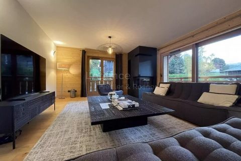 217 m2 duplex apartment - 4 bedrooms - 4 bathrooms - 2 parking spaces - cellar - ski storage This recent duplex is located 300 meters from the pedestrian zone of the Village of Megève and the Chamois ski lift. Small luxury condominium of only 4 apart...