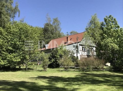 Dit buitengewone molenpand in Laubach biedt een unieke zakelijke kans voor investeerders en ondernemers die op zoek zijn naar een exclusief pand met een breed scala aan toepassingen. Met drie individuele huizen, waaronder een charmant hotel met eerst...