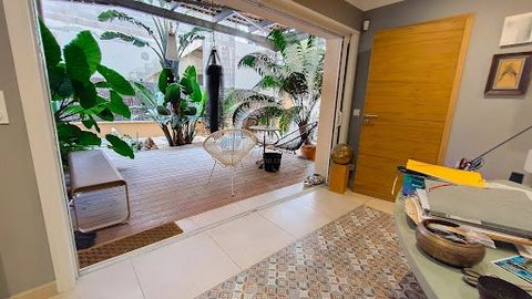 Located in a very popular residential area, quiet and 150 meters walk from the beach of Argeles-sur-Mer (feet in the water), discover this ART DECO townhouse revisited in a very contemporary spirit and offering great amenities (double glazing, revers...