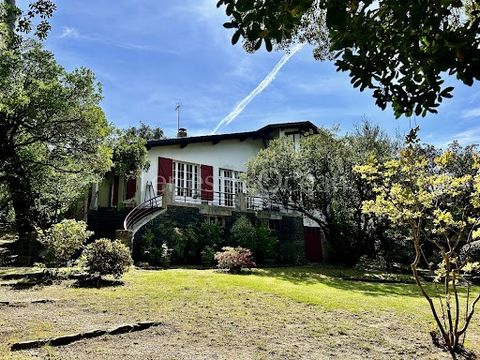 Emplacement idéal pour un mode de vie tout à pied (marché, plages, lac...) au calme. Cette maison charmante, en position dominante, a été construite dans les années 50 sur une parcelle d'environ 1000 m2. Elle est composée d'un salon/salle à manger av...