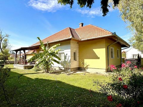 Einfamilienhaus zu verkaufen in Marcali Preis: 80 Millionen HUF (ca. 198.000 € oder 214.000 $) Ort: Marcali, Somogy, Plattensee, Ungarn Wohnfläche: 92 m² Anzahl der Zimmer: 2 + 2 Zustand: Gut Bauart: Ziegel Grundstücksgröße: 1.326 m² Außenzustand: Is...