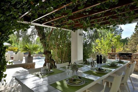 Las Palomas is een prachtige moderne villa gelegen tussen Sant Josep de sa Talaia en Cala Tarida, ontworpen door een beroemde Spaanse architect. Het ligt tussen geurige pijnbomen en eucalyptusbomen en biedt een adembenemend uitzicht op de zonsonderga...