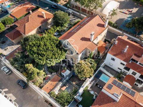 Property with 430m2 of construction area in the heart of the historic center of Cascais, located on a plot of more than 690 m2, with the potential to be converted into a building with several independent apartments or a single-family house of unique ...