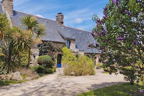 Située dans une jolie campagne de la ria d'Etel, cette belle propriété de plus de 400 m² est implantée sur un magnifique jardin arboré et planté de différences essences choisies avec soin. Trois longères composent cet ancien corps de ferme entièremen...