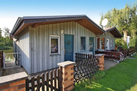 Avec une vue fantastique sur l'eau : petit hangar à bateaux confortable directement sur le canal Müritz-Havel à Mirow - parfait pour les amateurs de sports nautiques et les amoureux de la nature ! La maison dispose d'une terrasse couverte accueillant...