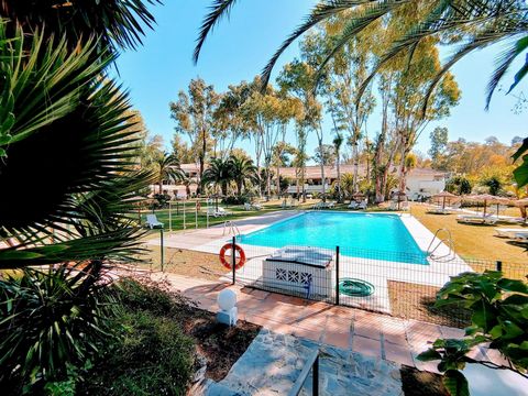 Located in Puerto Banús. Great apartment! Please read the ad until the end. Great spacious, comfortable and bright apartment close to Puerto Banus, Second floor with views to the garden and pool. Apartment with large living room with windows and acce...