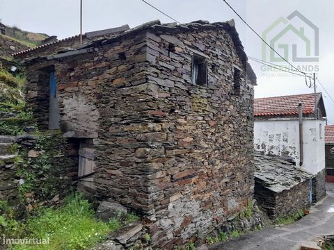 Schieferhaus zum Verkauf im Zentrum des Dorfes Soito da Ruiva in der Nähe von Piódão! Es ist ein kleines Steinhaus zum Erholen. Das Haus verfügt über einen Autozugang an der Spitze, zusätzlich zu Parkplätzen neben der Kommission! Mit einem Bach direk...