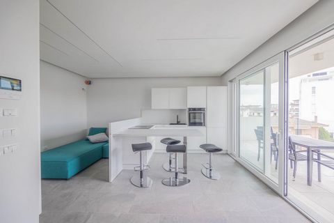 Dieses einzigartige Penthouse, das erst im Jahr 2022 erbaut und mit der Energieklasse A ausgezeichnet wurde, befindet sich im Herzen der lebendigen Atmosphäre von Jesolo, in begehrter Lage in der Nähe der Piazza Mazzini. Schon beim Betreten der Wohnu...