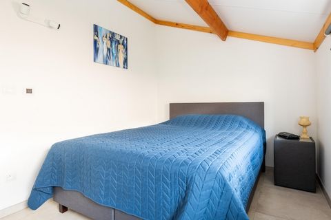 Entspannen Sie sich in diesem stilvollen und charmanten Ferienhaus im Westhinder-Anwesen in Koksijde. Es gibt 3 Schlafzimmer für bis zu 6 Personen. Privater Parkplatz und umzäunter Garten, ideal für eine Familie mit Kindern. Ausgestattet mit allem Ko...