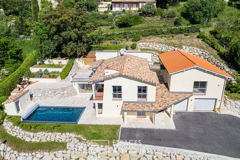 Située sur les hauteurs de Lacroix-Falgarde, à quelques minutes de Toulouse, cette maison résolument atypique propose une surface d'environ 280m2 sur un terrain intime. La spacieuse entrée donne le ton de la rénovation et fait le lien entre les deux ...