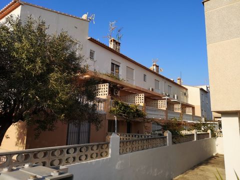 Casa de dos pisos en el 1er y segundo piso disponible para alquiler de invierno desde el 15 de octubre de 2024 hasta medios de Junio 2025 NO esta disponible por semanas vacaciones A tan sólo 150 metros de la playa de arena de Oliva El pueblo está a p...