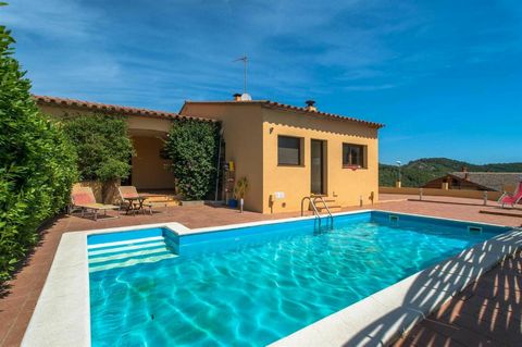 Pleasant villa with quality finishes, located in the urb. Residencial Begur, in a quiet, sunny area, built on 2 levels.;;It Comprising: garage and multipurpose studio with bathroom.;;Large living dining room, spacious and equipped kitchen with firepl...