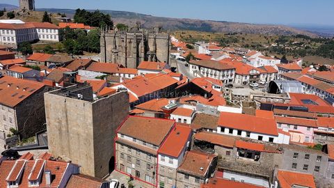 C21 REfª C0376-00609 279 m2 área bruta de construção 3 pisos residência + Rch comercial Centro da cidade da Guarda Portugal Descubra este edifício de arquitetura tradicional no coração histórico da Guarda! Com área total de 93 m² e 279 m² de área bru...